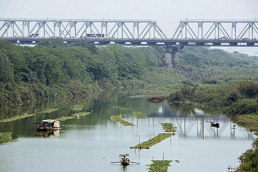 Viele Wege führen nach Hanoi Eine Autobrücke überspannt einen Fluss