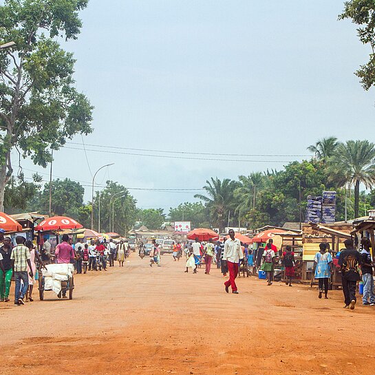 Menschen und Stände in Straßen von Bangui.