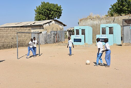 Fußball bietet den Kindern ein Stück Normalität in einem gefährlichen Lebensumfeld. Kinder spielen Fußball