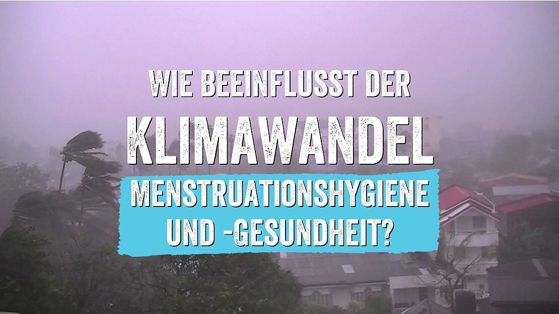 Eine windige Landschaft, vor der eine Textgrafik erscheint: Wie beeinflusst der Klimawandel Menstruationshygiene und -gesundheit?