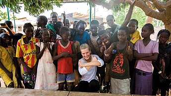 Viel Spaß im Umgang mit den Kindern: Schnell gelang es Toni Garrn die Herzen der Menschen vor Ort zu öffnen.