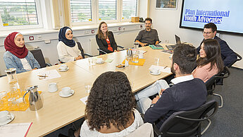 Die Plan Youth Advocates Batoul (23), Awaz (24), Zekiya (17), Karim (23) und Aleyna (17) diskutieren mit Senatorin Dr. Melanie Leonhard (SPD).