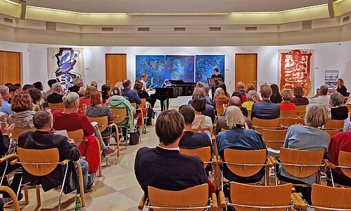 Ein Saal mit Konzertpublikum