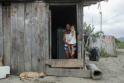 In der Provinz Manabí leben viele Familien in Hütten aus Holz Mutter und Tochter in einer Hütte