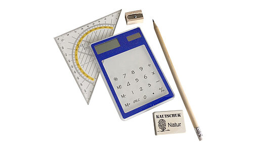 Schul-Set Mathe Geodreieck, Taschrechner mit Solarzelle, Bleistift, Radiergummi und Anspitzer.
