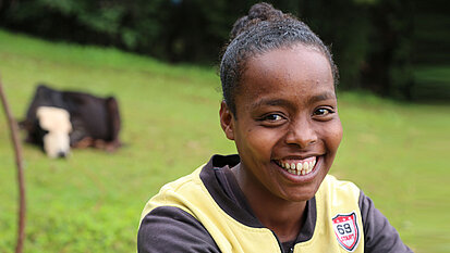 Die 16-jährige Alminesh ist Mitglied im Uncut Girls’ Club. Die Club-Mitglieder klären in ihren Gemeinden in Äthiopien über die Auswir-kungen der weiblichen Genitalverstümmelung auf und setzen sich für deren Abschaffung ein.