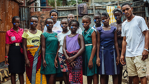Gemeinsam setzen sich die Mitglieder der „Girls Advocacy Alliance“ für die Rechte von Mädchen ein. Gruppenfoto von Mitgliedern der „Girls Advocacy Alliance“