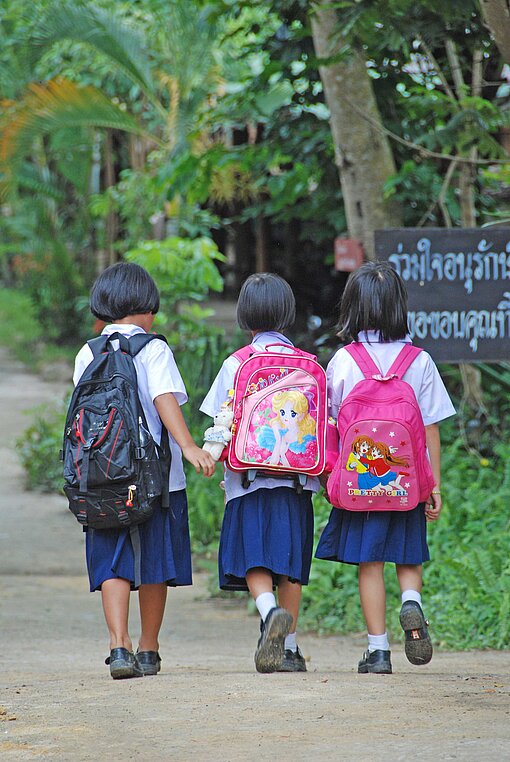 Kinder auf dem Schulweg Kinder auf dem Schulweg