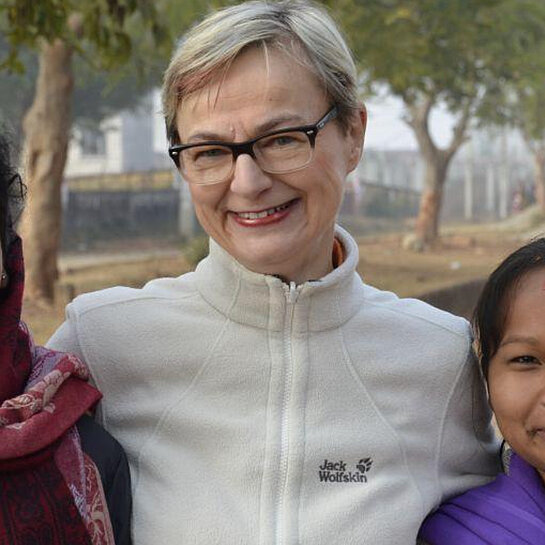 Maria Kramer bei der Nothilfe in Nepal mit zwei Mädchen.