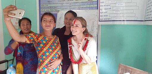 Mädchen macht Selfie mit Lena und zwei anderen Frauen.