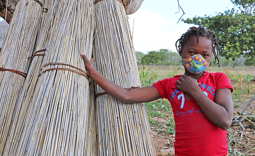 Die zwölfjährige Elena verkauft Stroh, damit ihre Familie sich Nahrungsmittel leisten kann. © Plan International / Lidia Langa