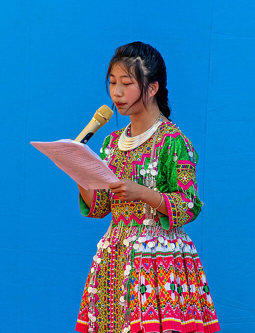 Dung (15) zählt zur ethnischen Minderheit der H'Mong im Norden Vietnams Ein Mädchen in traditioneller H'Mong-Bekleidung