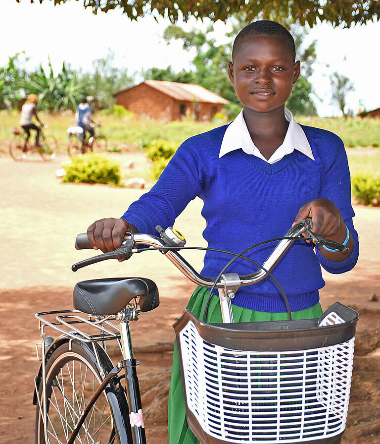 Das junge Schulmädchen Hellen fährt Fahrrad