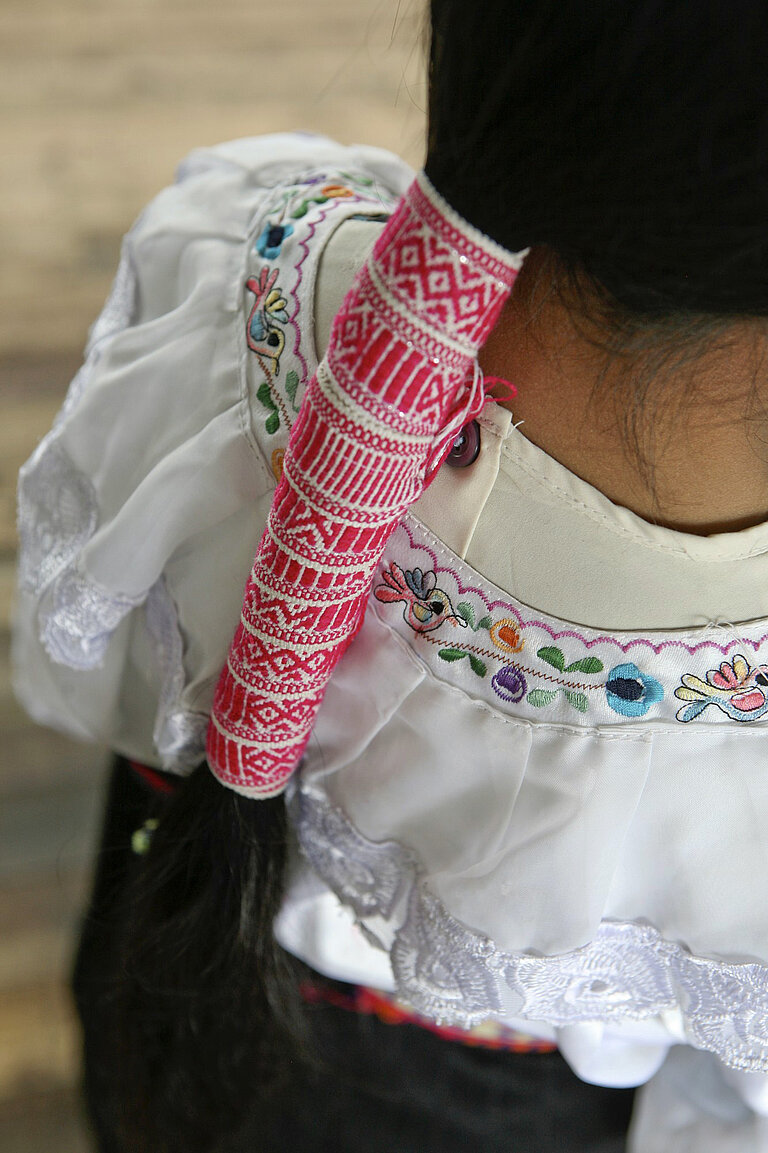 Mädchen mit traditionell geflochtenem Haar aus Chimborazo