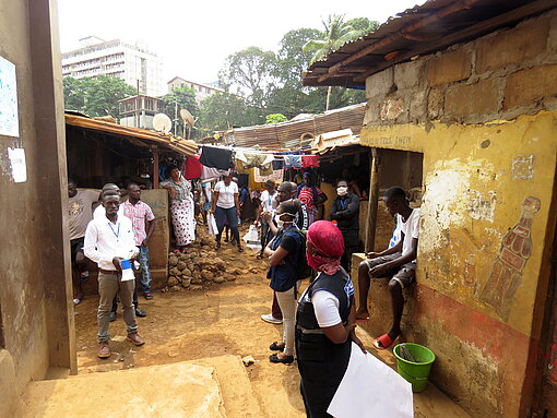 Slums von Freetown, Sierra Leone Menschen in Slums von Freetown
