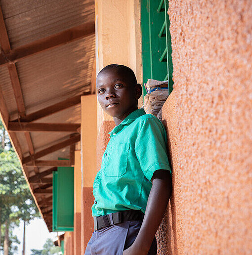 Joshua in einer Schule in Uganda 