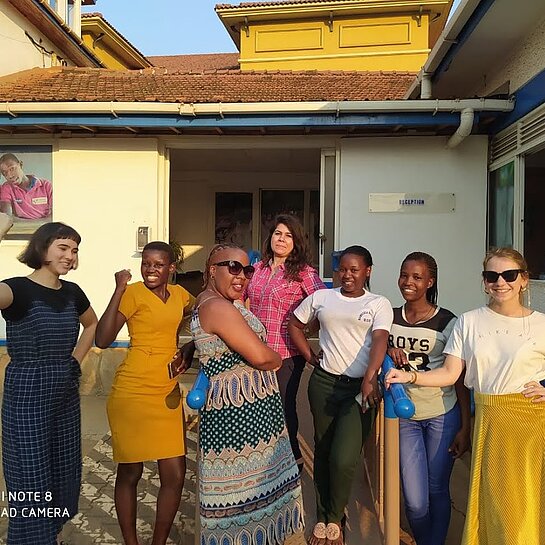 Lena Blos mit einer Gruppe von Frauen.