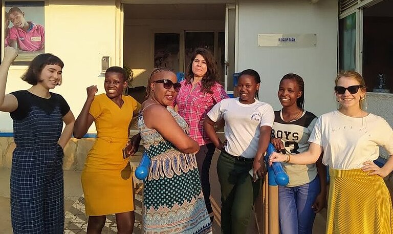 Lena Blos mit einer Gruppe von Frauen.