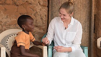 Gina Lückenkemper besuchte ihr Plan-Patenkind Anabella in Ghana (© Sandra Gätke)
