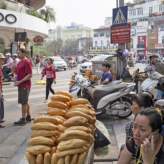 Eine belebte Straßenecke in Hanoi, Vietnam
