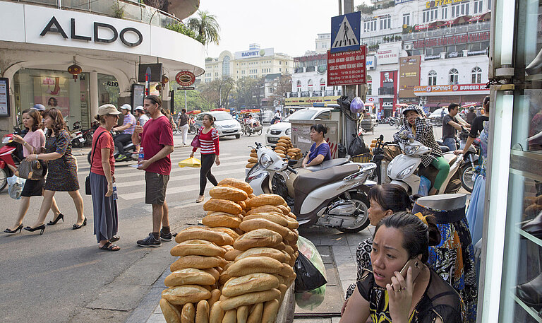 Eine belebte Straßenecke in Hanoi, Vietnam