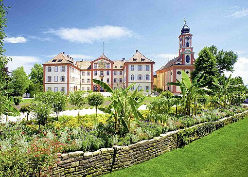 Schloss Mainau auf der Blumeninsel im Bodensee Sommer und Sonne über einem Schloss