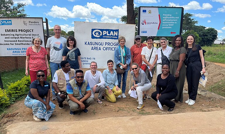 Gruppenfoto vor dem Plan-International-Büro Kasungu in Malawi.