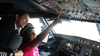 In Ecuador hat eine Jugendliche einen Posten bei der nationalen Airline LATAM übernommen und einen Flug begleitet.
