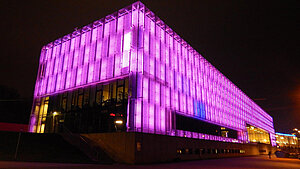 Das Gebäude des Lentos Kunstmuseum ist im Dunkeln Pink beleuchtet