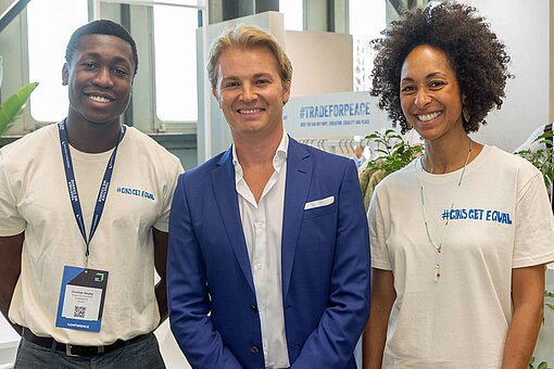 Unter anderem informierte sich Nico Rosberg (Mitte) am Plan Shop-Stand über einen fair organisierten Handel mit Mode Unter anderem informierte sich Nico Rosberg (Mitte) am Plan Shop-Stand über einen fair organisierten Handel mit Mode