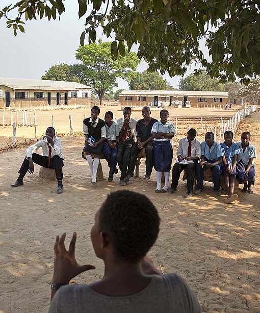 Im Kinderrechtsclub im sambischen Chilenga diskutieren Jugendliche über die Folgen früher Schwangerschaft