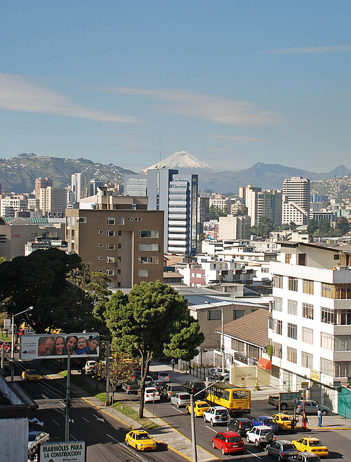 Blick auf die Millionstadt Quito im Sonnenschein