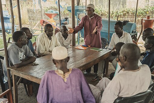 Bamba spricht im Väterclub über die Gefahren von FGM/C