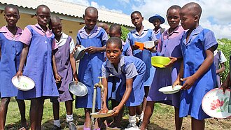 Dank des neuen Brunnens haben die Schüler in Mutoko nicht nur sauberes Trinkwasser, sondern konnten auch einen eigenen Gemüsegarten anlegen und ein Fischereiprojekt starten. © Plan International