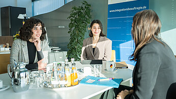 Plans Youth Advocates im Gespräch mit Staatsministerin Reem Alabali-Radovan.
