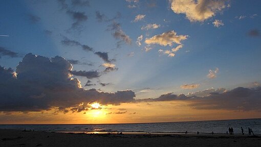 Sonnenuntergang am Strand in Baan Nam Khen Sonnenuntergang am Strand