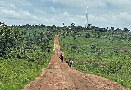 Sandige Landstraße in Afrika