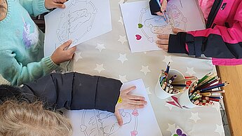 Die Kinder freuen sich über Sport- und Bewegungsangebote sowie kreative Tätigkeiten. © Kids & Welcome e.V.
