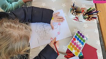 Die Kinder freuen sich über Sport- und Bewegungsangebote sowie kreative Tätigkeiten. © Kids & Welcome e.V.