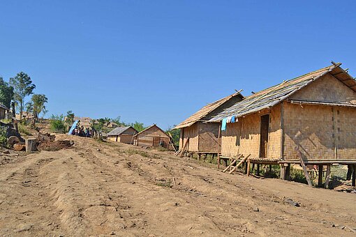 Ein Dorf in der Provinz Bokeo im Norden von Laos Strohhütten an einer Böschung