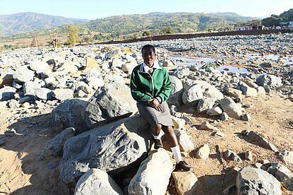Die 14-jährige Kudzaishe aus Zimbabwe verlor durch den Zyklon Idai ihr Zuhause und konnte monatelang nicht zur Schule gehen. ©Plan International Die 14-jährige Kudzaishe aus Zimbabwe verlor durch den Zyklon Idai ihr Zuhause und konnte monatelang nicht zur Schule gehen. ©Plan International