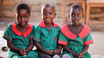 Wir ermöglichen Kindern in Entwicklungsländern den Schulbesuch. © Plan / James Stone