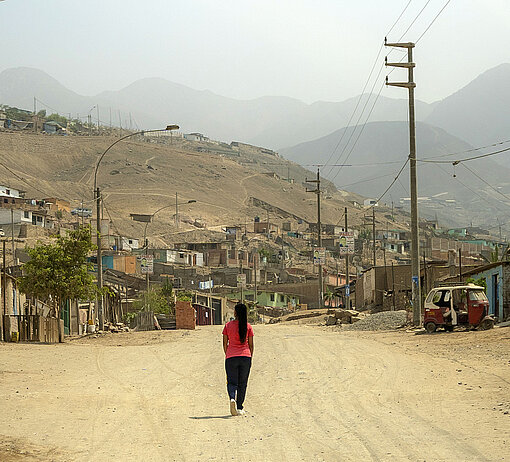 Staubige Stadtlandschaft im norden von Lima