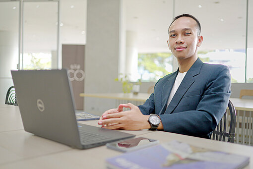 Suhud arbeitet als digitaler Sicherheitsberater IT-Fachmann Suhud in Indonesien
