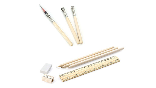 Drei Bleistifthalter, Bleistifte, Lineal und Anspitzer aus hellem Holz mit Radiergummi. 