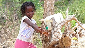 Durch bessere Hygiene, Latrinen und regelmäßiges Hände waschen können Krankheiten in Haiti verringert werden