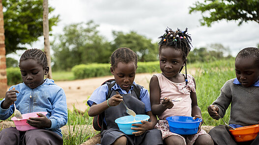 Kinder erhalten in der Schule Mittagessen.