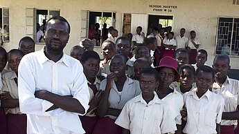Unter der anhaltenden Dürre leiden auch die Schulkinder von Konrektor Checkson Tsumele © Plan International