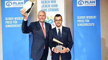 Ulrich Wickert und Yefferson Ospina Bedoya, Preisträger International, bei der Verleihung des Ulrich Wickert Preises für Kinderrechte 2016. © Plan International / Alex Schumann