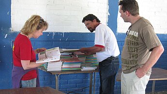 Alexandra Brand und Kai Erne begutachten das Unterrichtsmaterial.